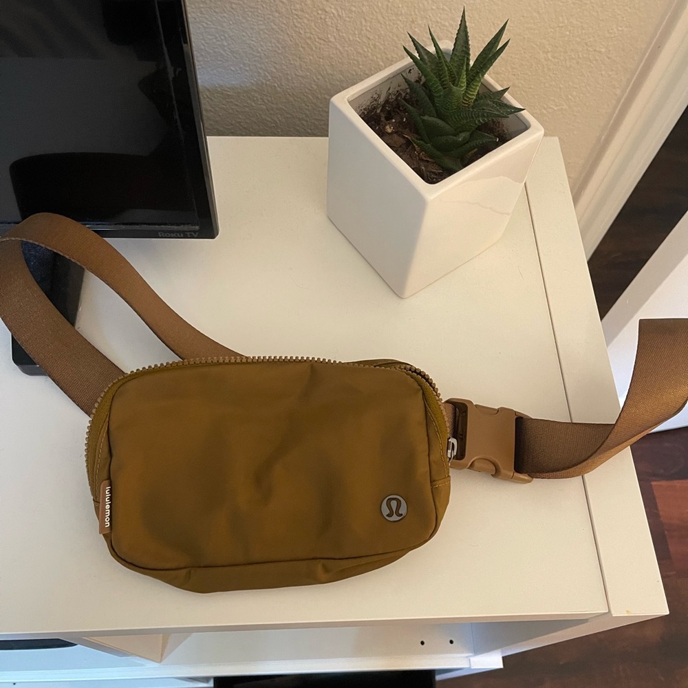 Lululemon Everywhere Belt Bag